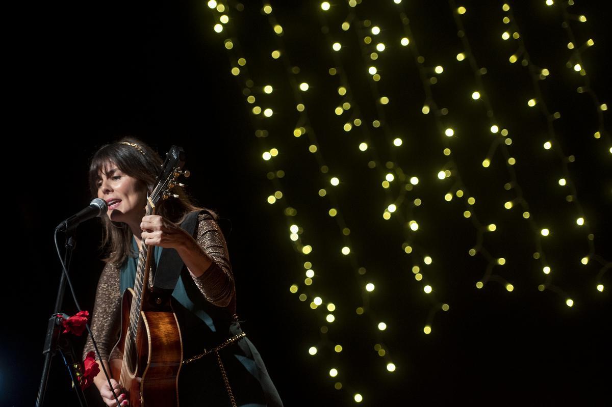 La cantante Susu interpreta ‘Down by the river’ dentro del espectáculo ‘Fairy Ballroom’ para conmemorar el décimo aniversario del grupo ’The Wild Cherries’ sobre el escenario.