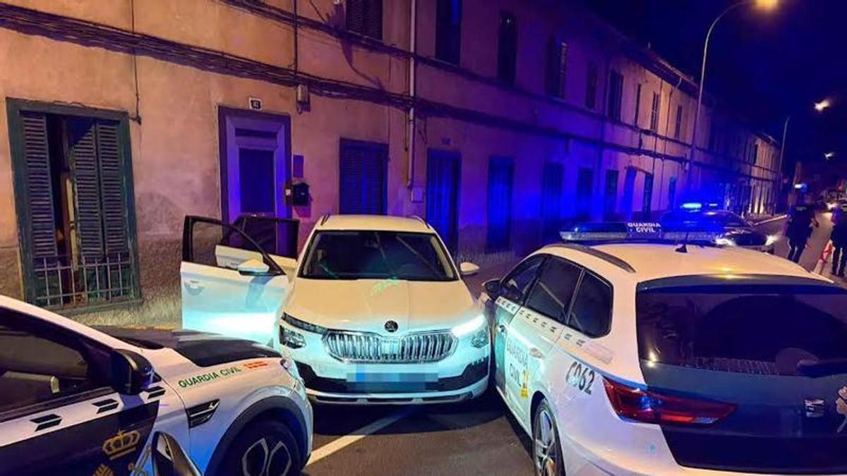 Coches patrullas de la Guardia Civil interceptan en la calle Manacor el coche conducido por un menor.