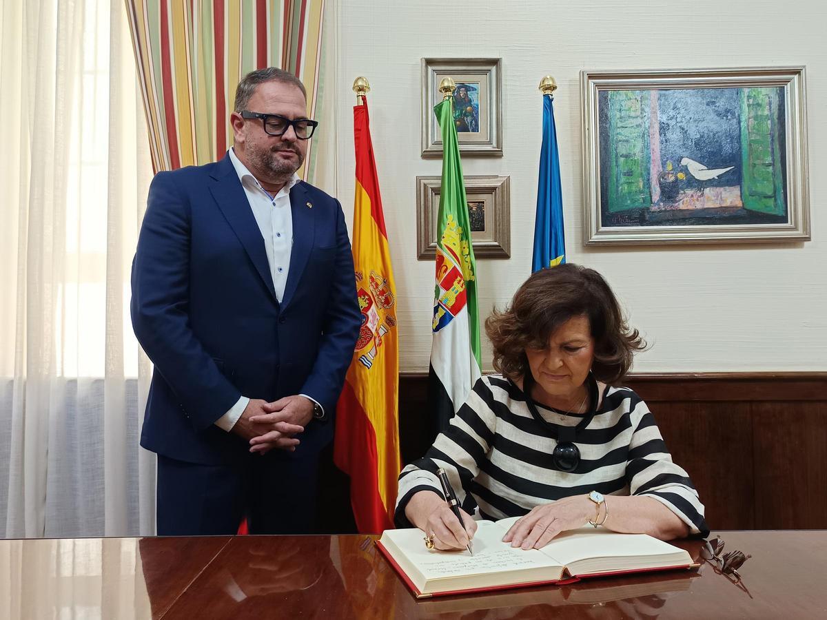 Carmen Calvo, durante su visita institucional al Ayuntamiento de Mérida, donde ha firmado en el Libro de Honor y ha ofrecido una conferencia por el V centenario del Consejo de Estado.