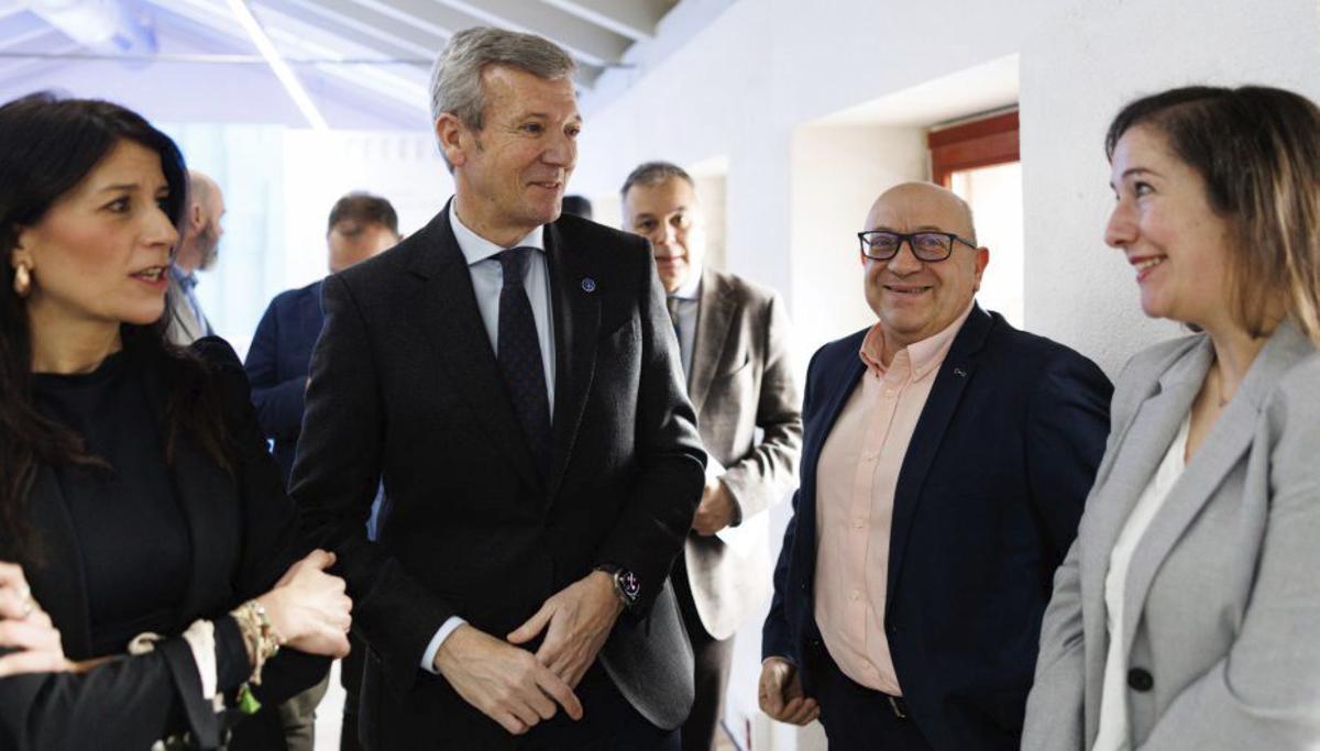 En el centro de la imagen, el presidente gallego, ayer. | | L.O.