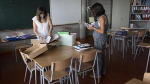 zentauroepp54844593 barcelona 09 09 2020 dos profesoras de primaria preparan una200912132830