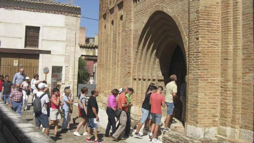 Un grupo de turistas accede a la iglesia de San Lorenzo para admirar su interior.