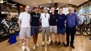 Alejandro Valverde y Samuel Sánchez acaparan los focos en la recogida de dorsales de la primera edición de la Gran Fondo Sierra Morena