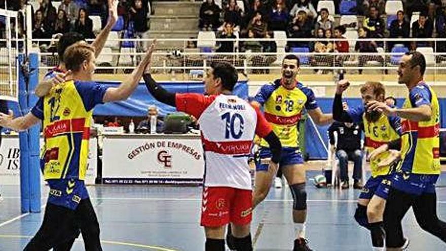 Los jugadores del Ushuaïa Ibiza Vóley celebran en la cancha de Can Guerxo uno de sus puntos durante el duelo contra el Teruel.