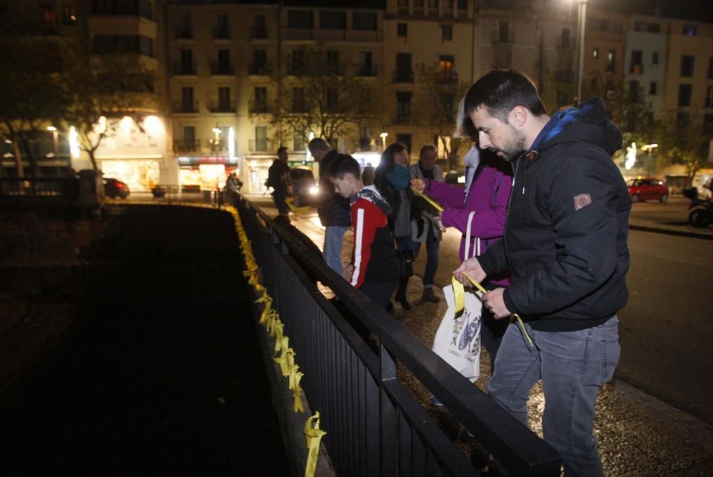 Acció per posar llaços grocs a la ciutat de Girona