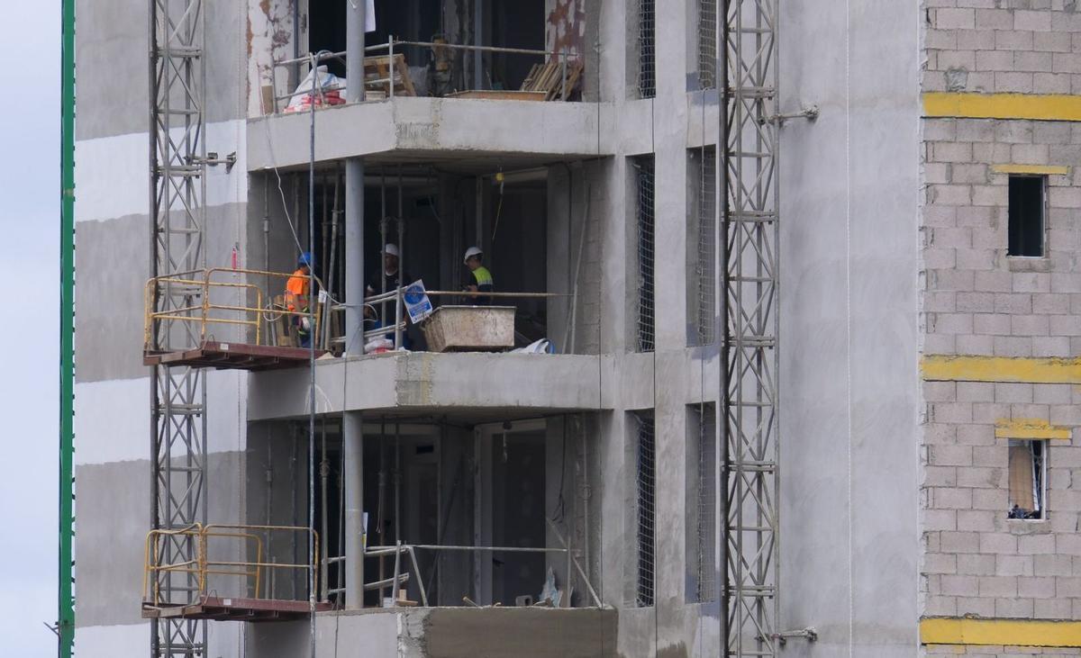 Varios obreros trabajan en un edificio en construcción en Las Palmas de Gran Canaria.