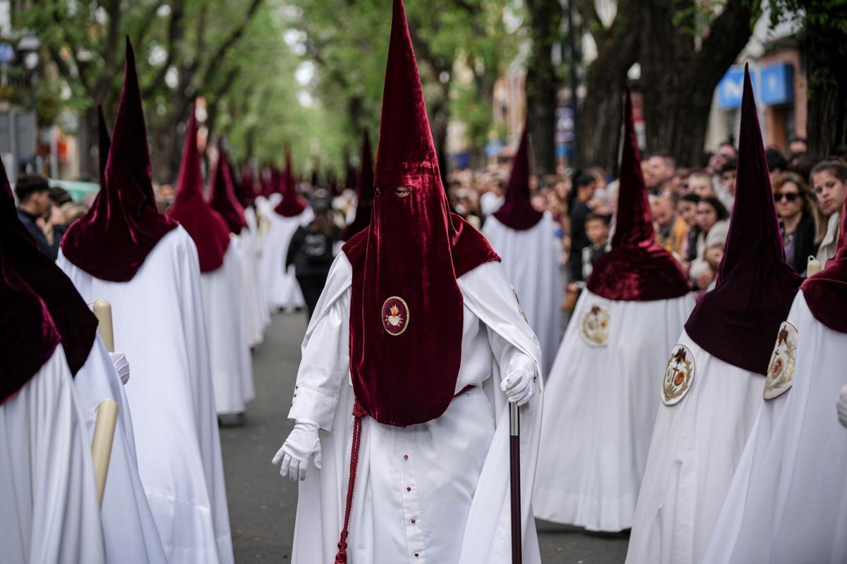 Nazarenos de la Hermandad del Cerro del Águila que hace estación de penitencia el Martes Santo
