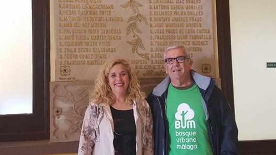 Remedios Ramos con un representante de Bosque Urbano Málaga el día de presentación de alegaciones.