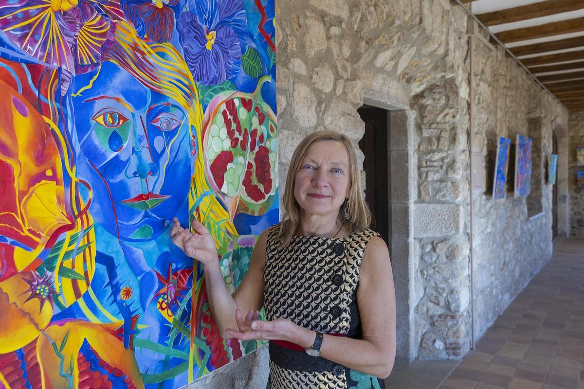 Elke Daemmrich davant d'un autoretrat que exposa a Castell d'Aro.