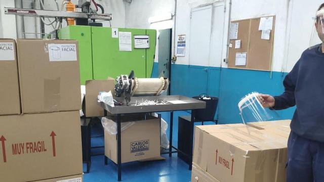 Empresas de Ibi y comarca producen 150.000 pantallas protectoras contra el coronavirus para Sanidad