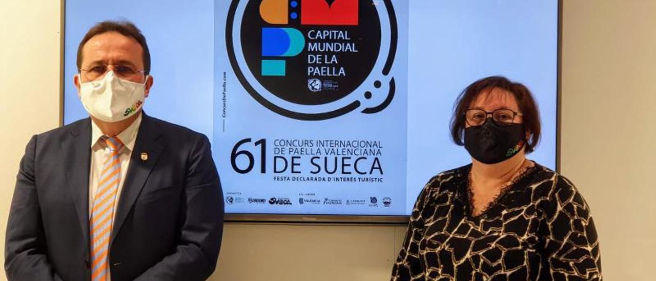 Dimas Vázquez y Manoli Egea, con el cartel del concurso. | LEVANTE-EMV