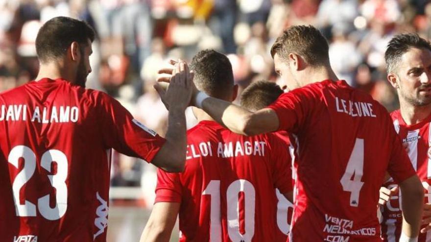 Jugadors del Girona celebrant la victòria contra el Mallorca a Montilivi