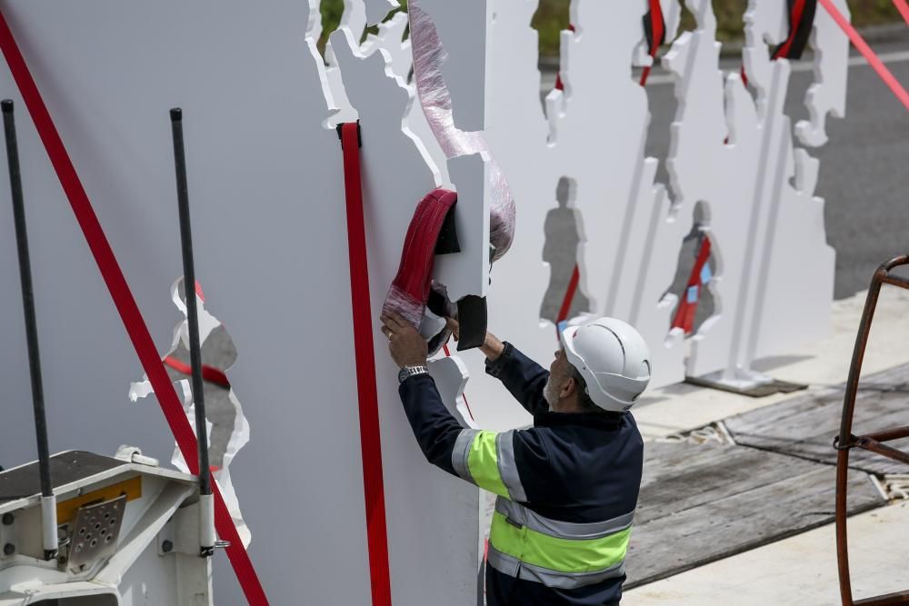 Instalación de la estatua de Genovés en el Niemeyer