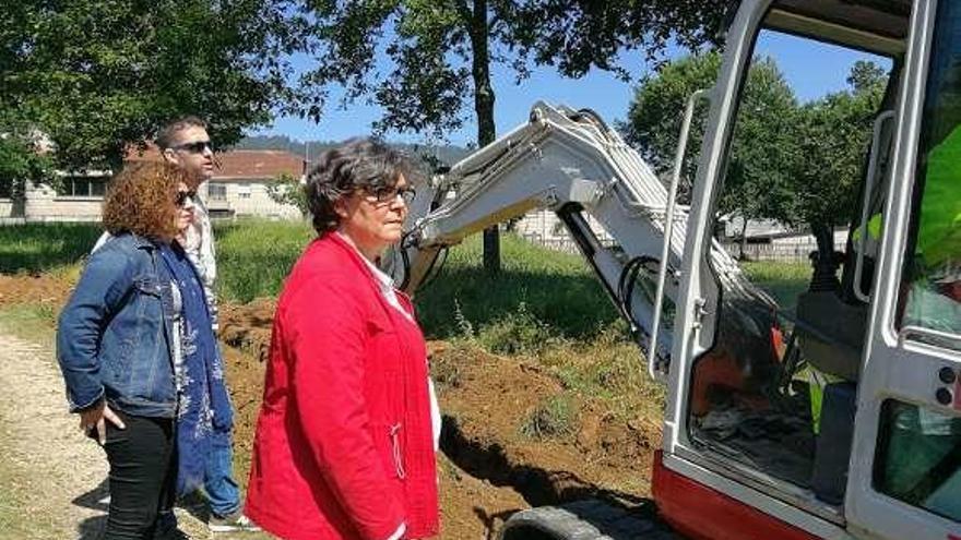 Visita de la alcaldesa a la zona afectada del barrio de Contrasto. // D.P.