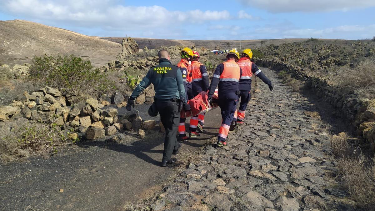 Los bomberos con el cuerpo del fallecido en el camino de Las Rositas, en Ye (Haría), en el norte de Lanzarote.