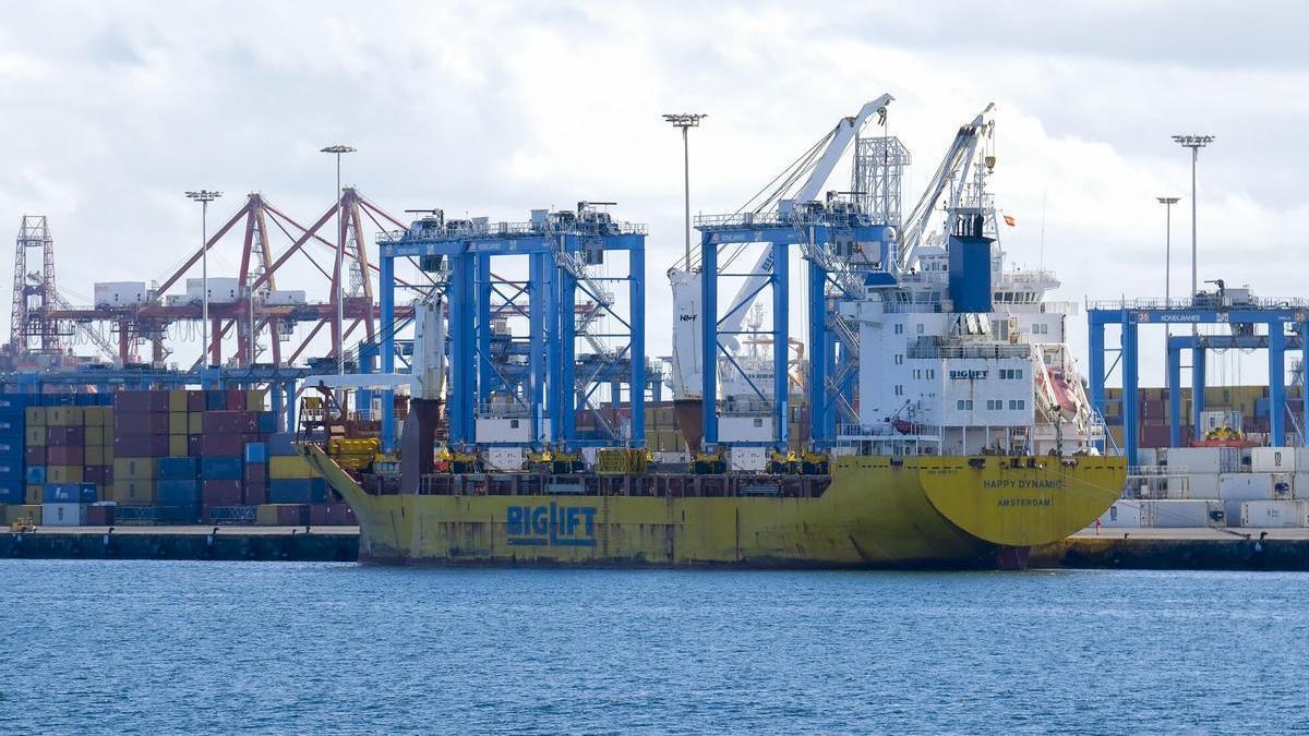 El 'Happy Dynamic', atracado en el Puerto de Las Palmas para descargar las cuatro nuevas grúas de Opcsa