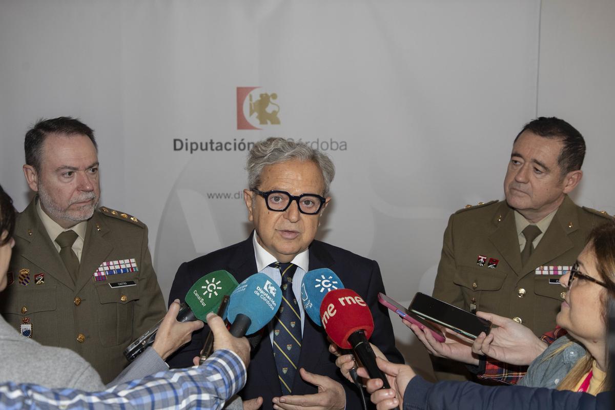 El coronel Juan Castro y el teniente coronel Manuel Cerezo, junto a Salvador Fuentes.