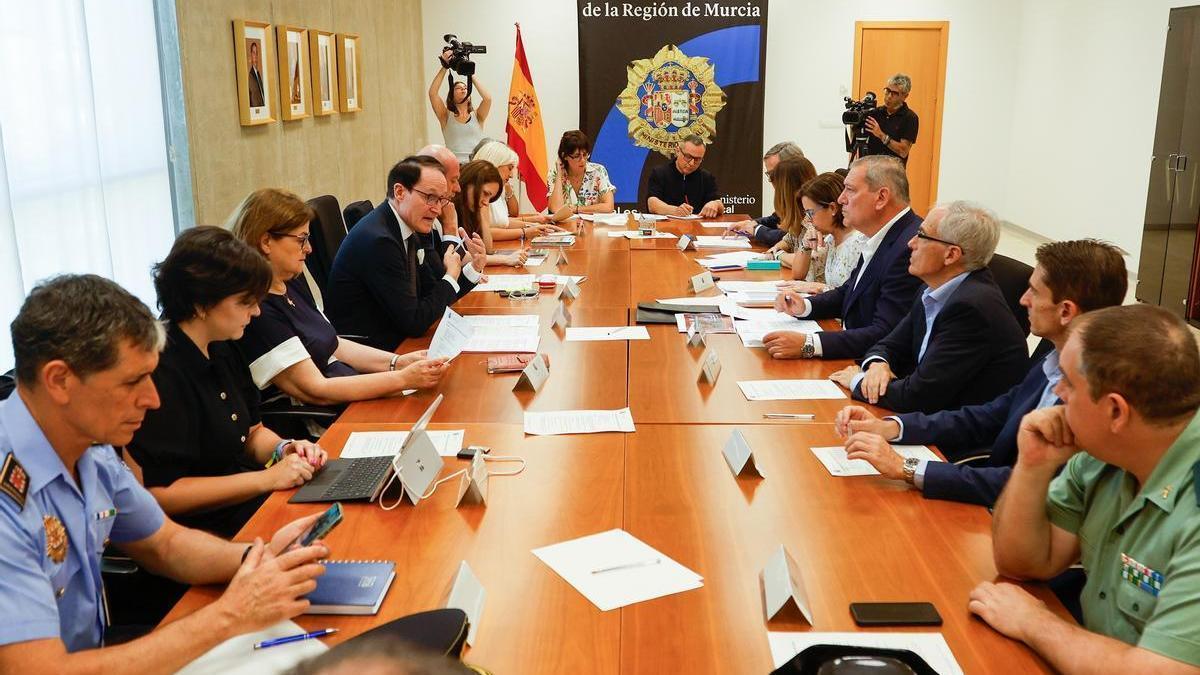 El fiscal superior Díaz Manzanera presidió este lunes la reunión sobre salud laboral en la Ciudad de la Justicia de Murcia.