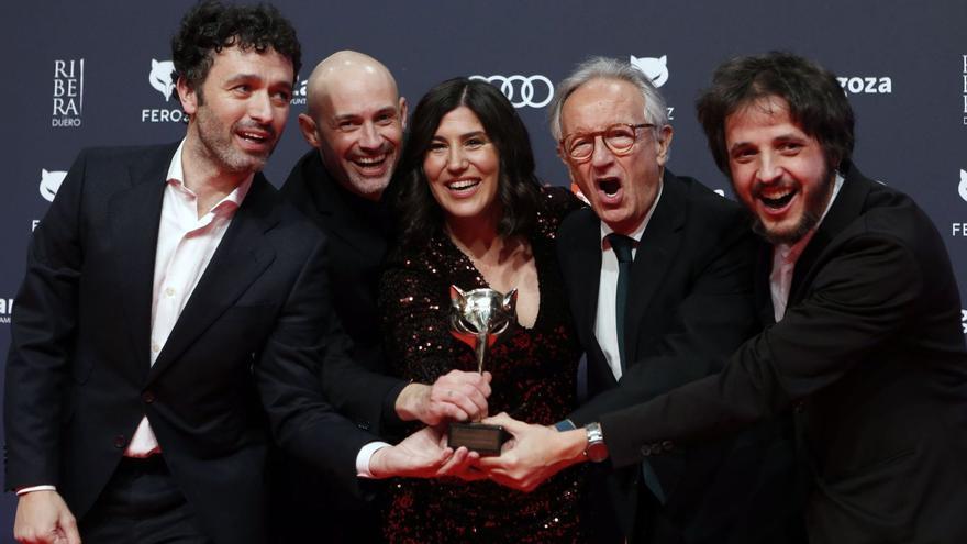 Sorogoyen (izq.), junto a los productores de ‘As bestas’, con el premio a la mejor película dramática. Abajo, Carla Simón con el premio a la mejor dirección y Luis Zahera con el galardón a mejor actor. |  // E.P. // EFE