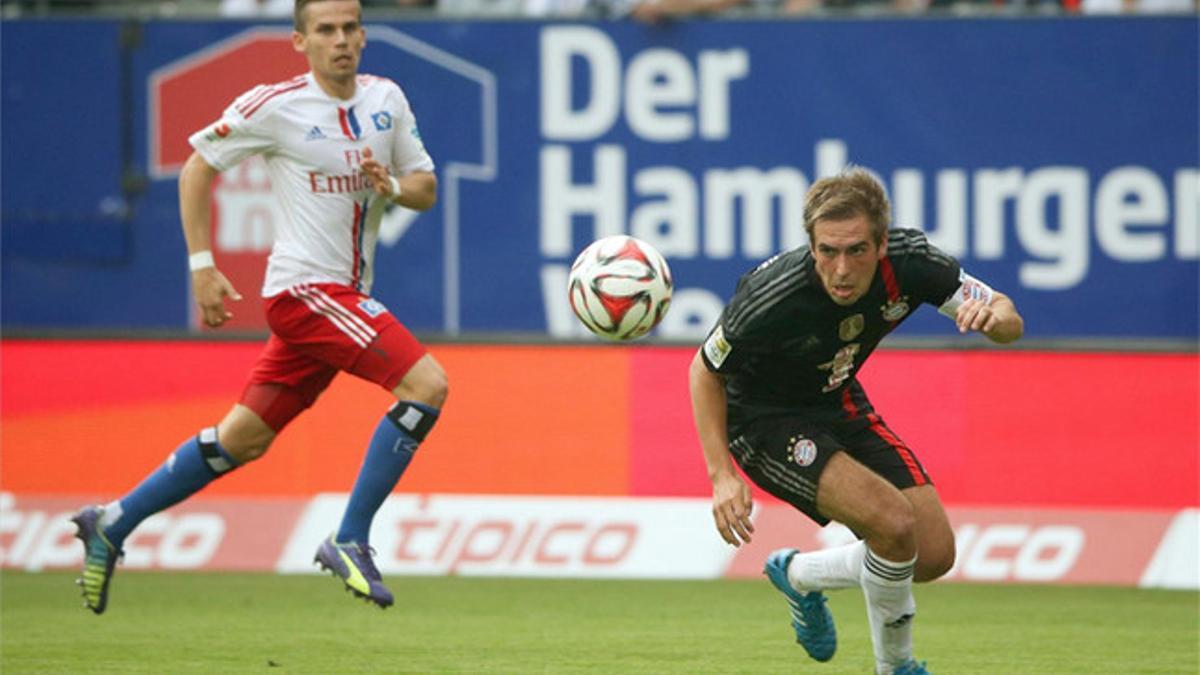 Lahm saca un balón ante la mirada de Stieber