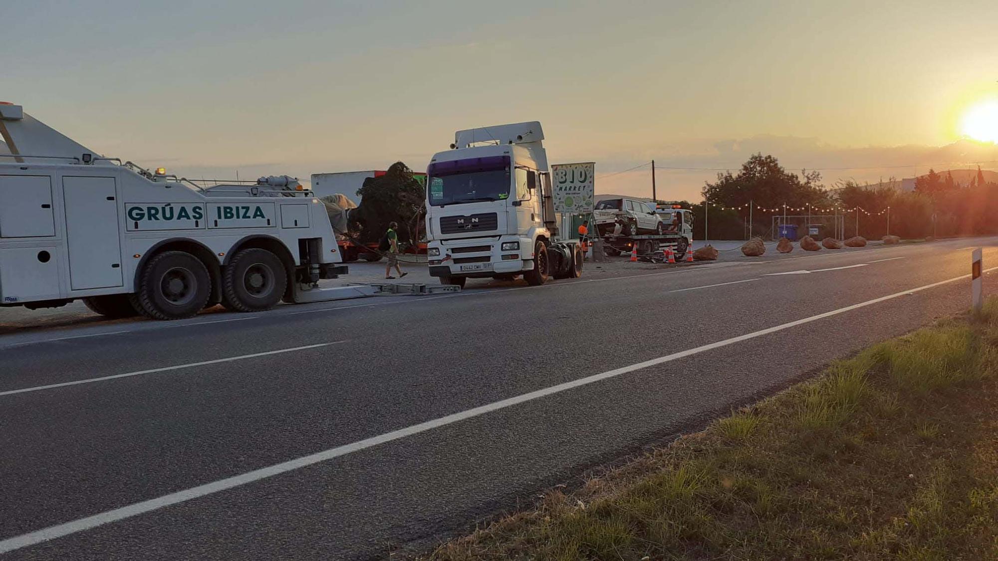 Una mujer queda atrapada en su coche en Ibiza tras chocar con un camión