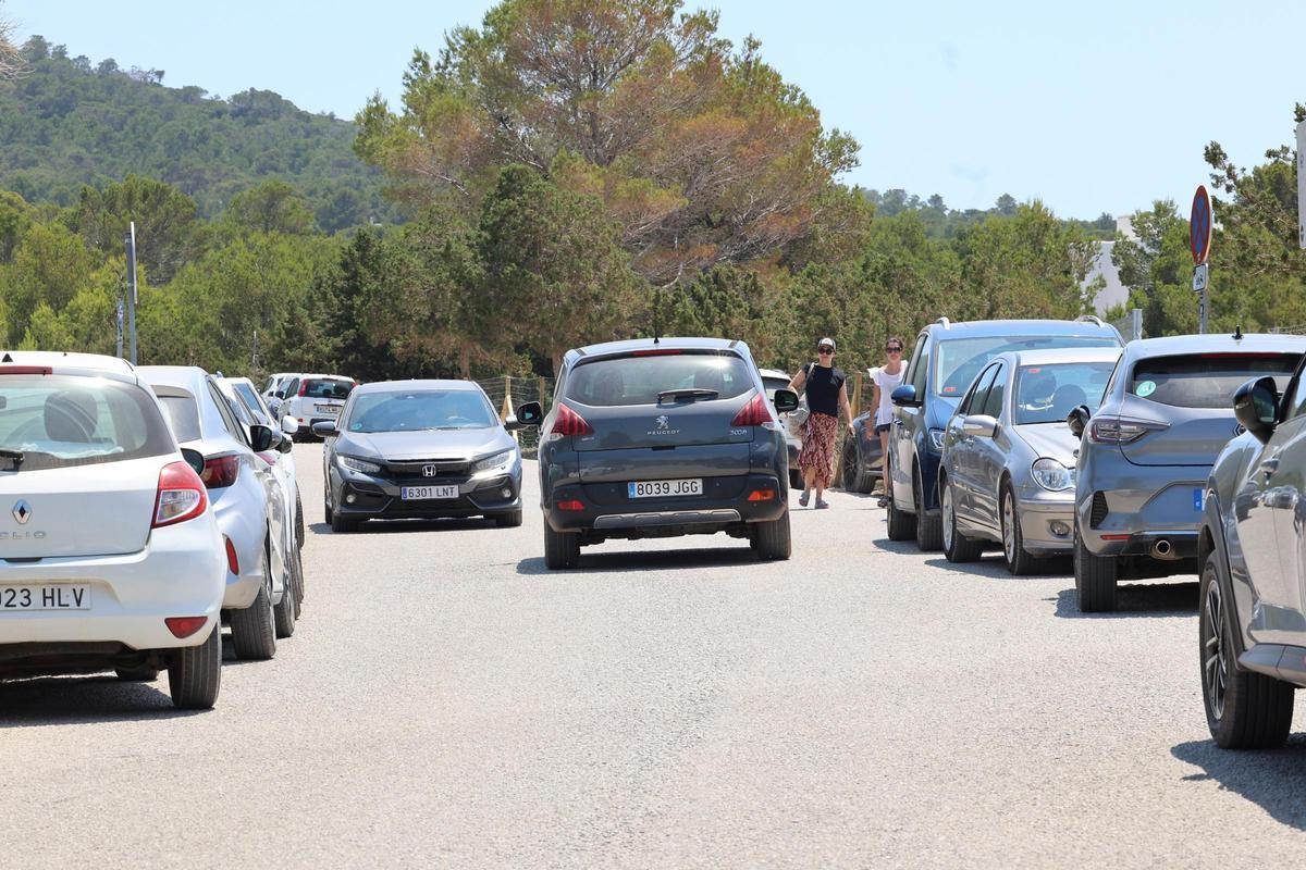 Crónica de un domingo en cala d'Hort con el aparcamiento cerrado.