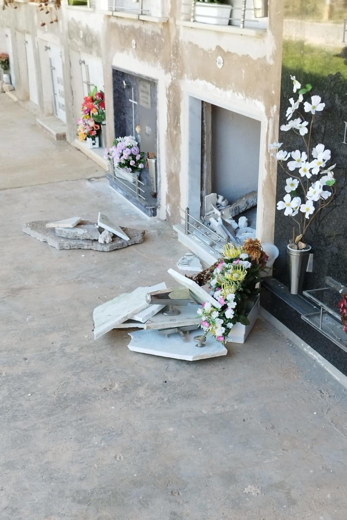 Un dels nínxols rebentats al cementiri de la Granadella