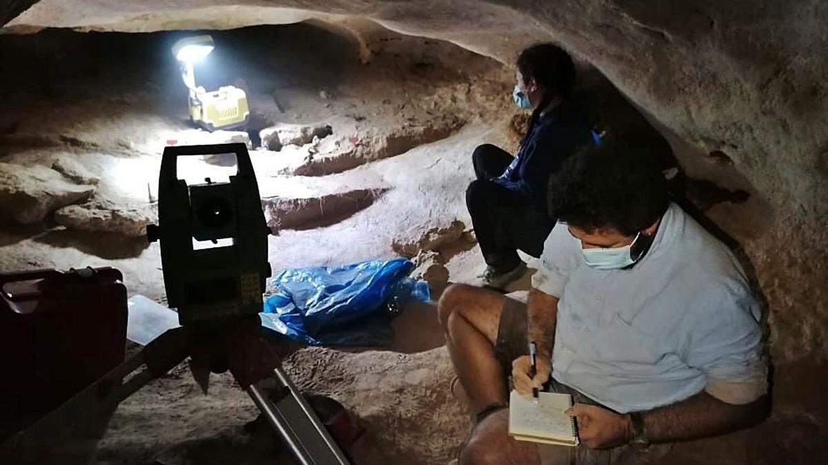 Los arqueólogos en la cueva de la Mola durante la campaña de 2019. 