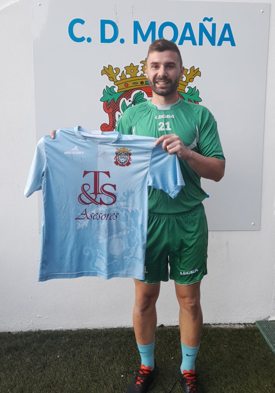 Róber Pastoriza con la camiseta del Moaña.