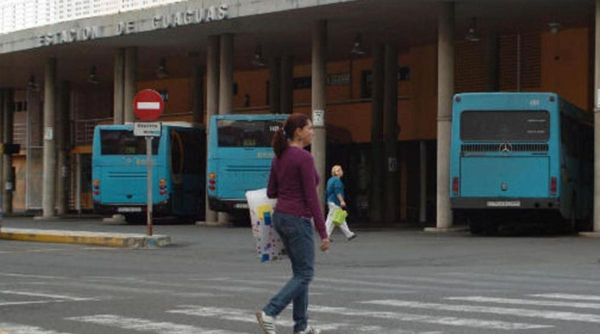 Vehículos de Global en la estación de guaguas de Arucas.    | LP/DLP