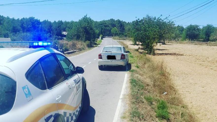 Estacionado en medio de la carretera en Ibiza