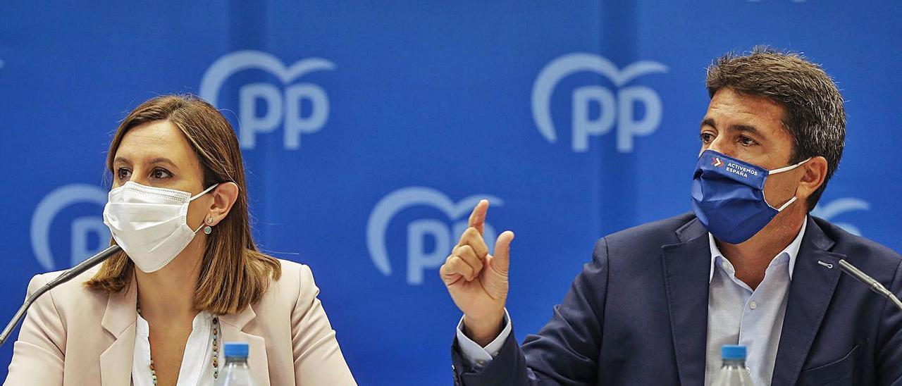 La síndica,  María José Catalá, y el presidente del partido, Carlos Mazón, en la sede el PPCV. | ROBER SOLSONA / E.P.