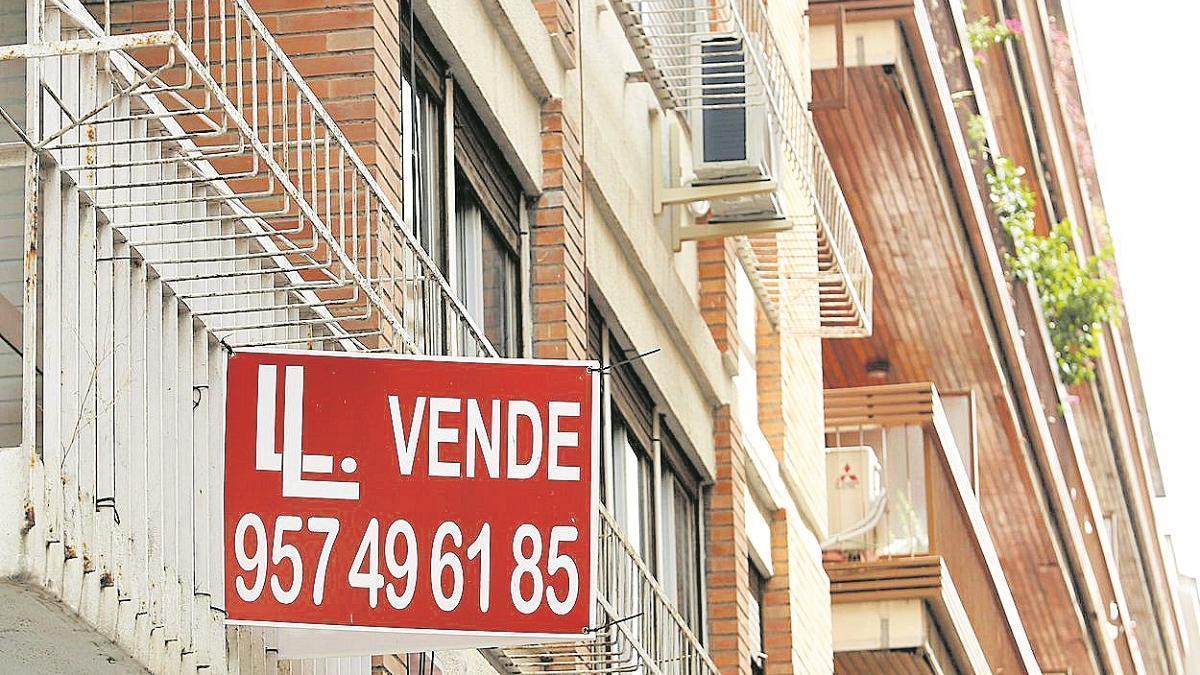 Un cartel colgado en un balcón anuncia la venta de una vivienda en la ciudad de Córdoba.