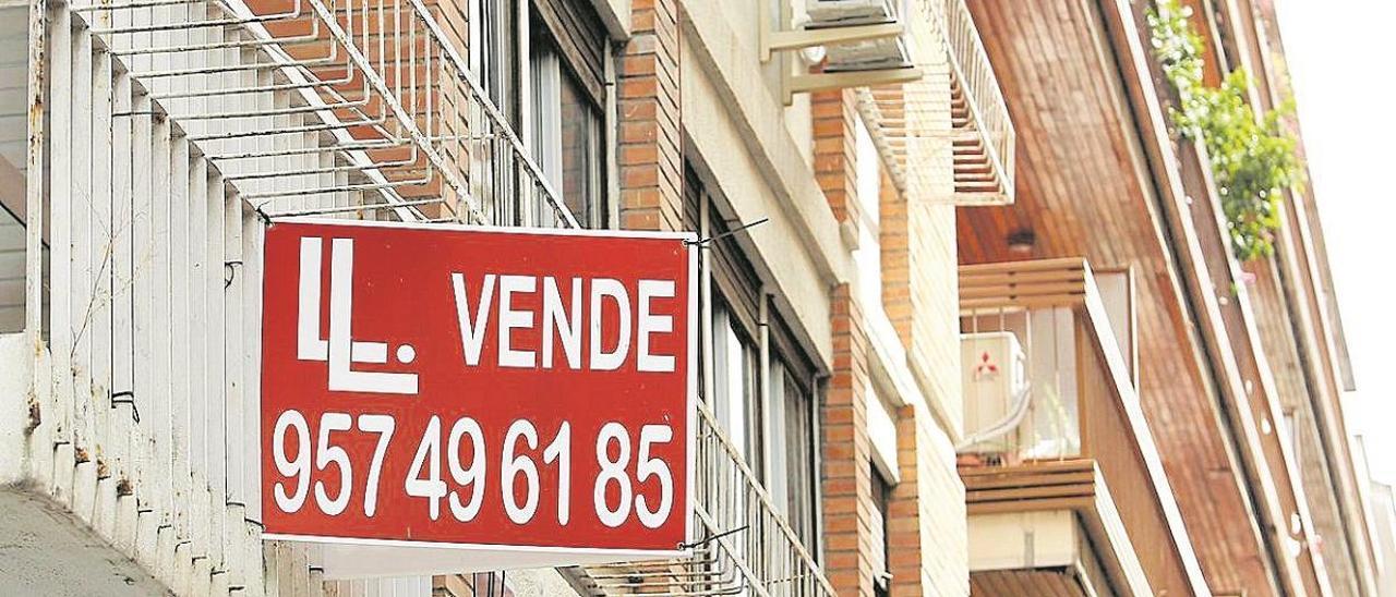 Un cartel colgado en un balcón anuncia la venta de una vivienda en la ciudad de Córdoba.