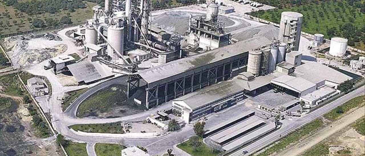 Panorámica de la fábrica de cemento de Lloseta, donde se prevé la planta de hidrógeno.