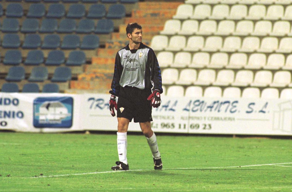 Miguel Ángel España, con la camiseta del Alicante, en el Rico Pérez.