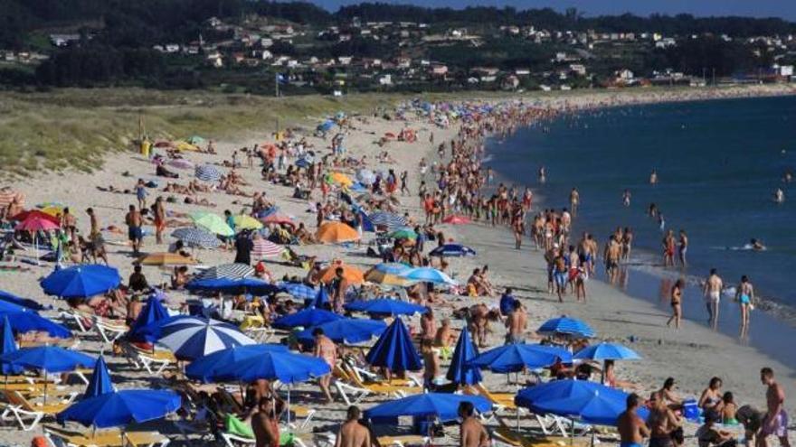 Cientos de miles de bañistas visitan cada año la playa de A Lanzada.  // Muñiz