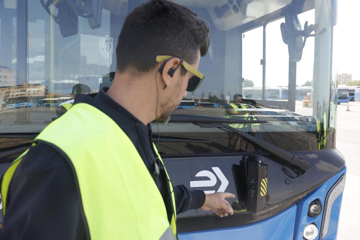 Uno de los avisadores instalados en el frontal del autobús de prueba.