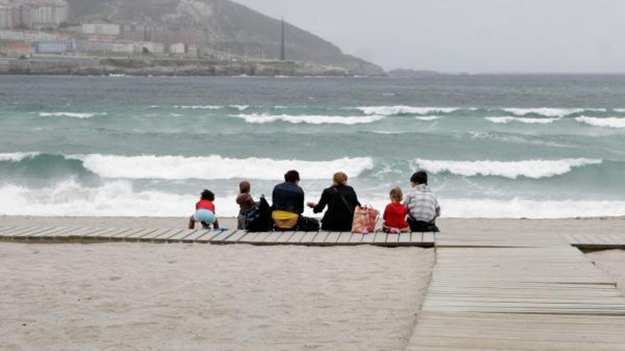 La playa coruñesa de Riazor un día nublado.