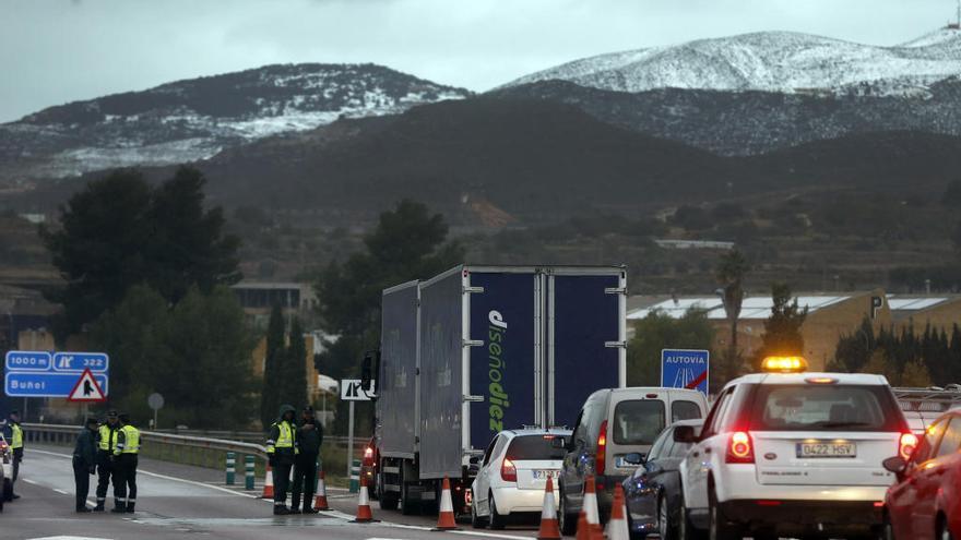 Foto de archivo de la Guardia Civil informan a los conductores en la A-3 durante Filomena