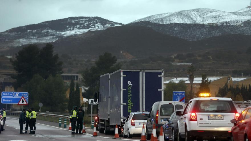 La Guardia Civil informa a los conductores en la A-3.