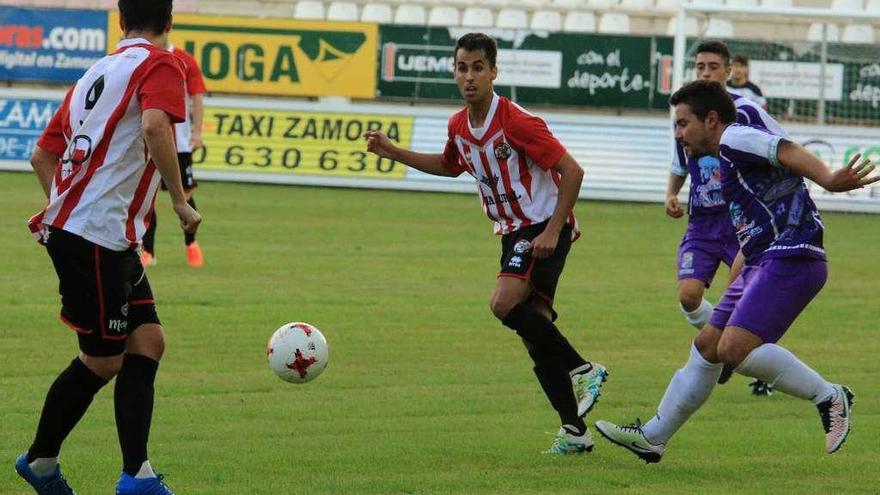 Dieguito pasa la bola a Javi Rodríguez.