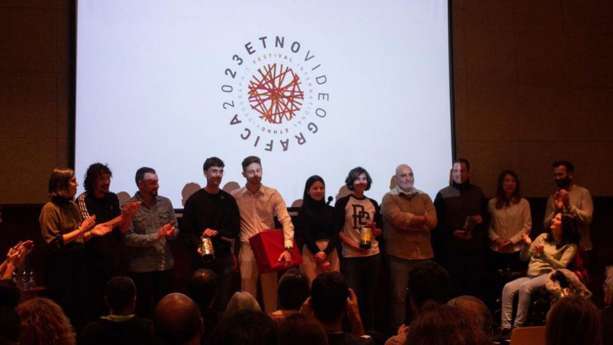 Foto de familia de los ganadores junto a representantes institucionales. | Alba Prieto