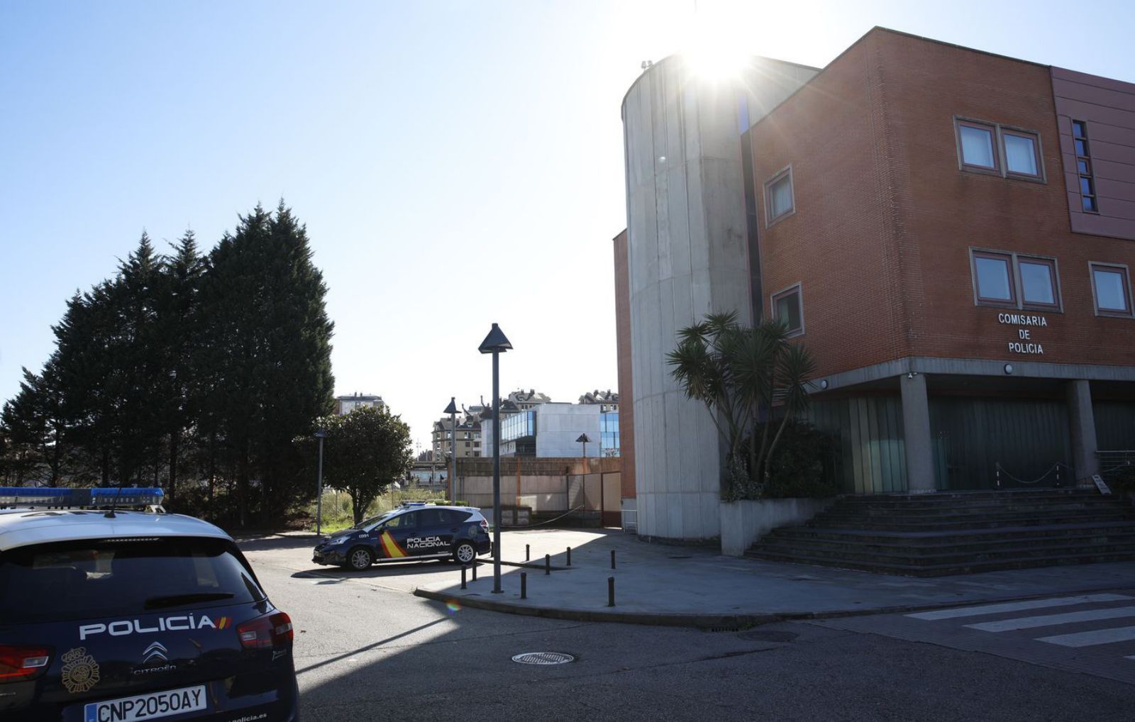 Vehículos policiales en la Comisaría de El Natahoyo, ayer por la mañana. |  Á. González