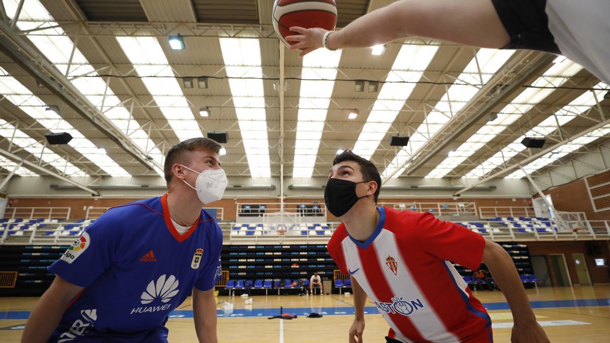 Alonso Meana y Sergio Arias en el polideportivo de Pumarín