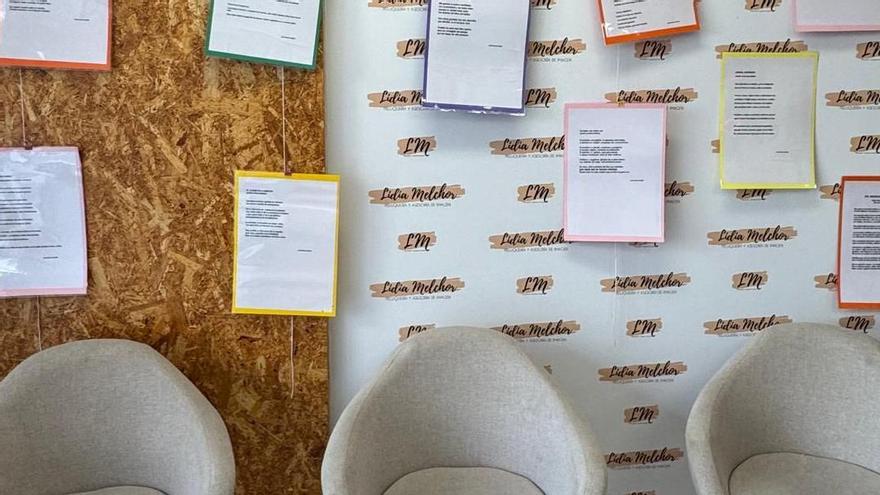 Una peluquería de Gilet cambia revistas por poesías