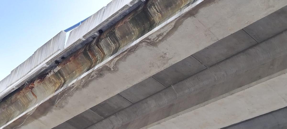 Alerta por el desprendimiento de varios cascotes del puente de la A-52 en Castro de Sanabria.
