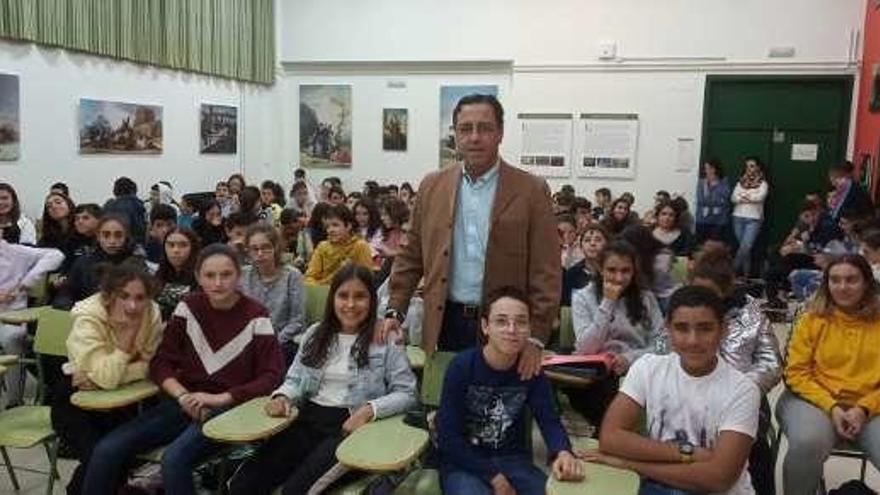 Venancio Martínez, ayer, con los alumnos.