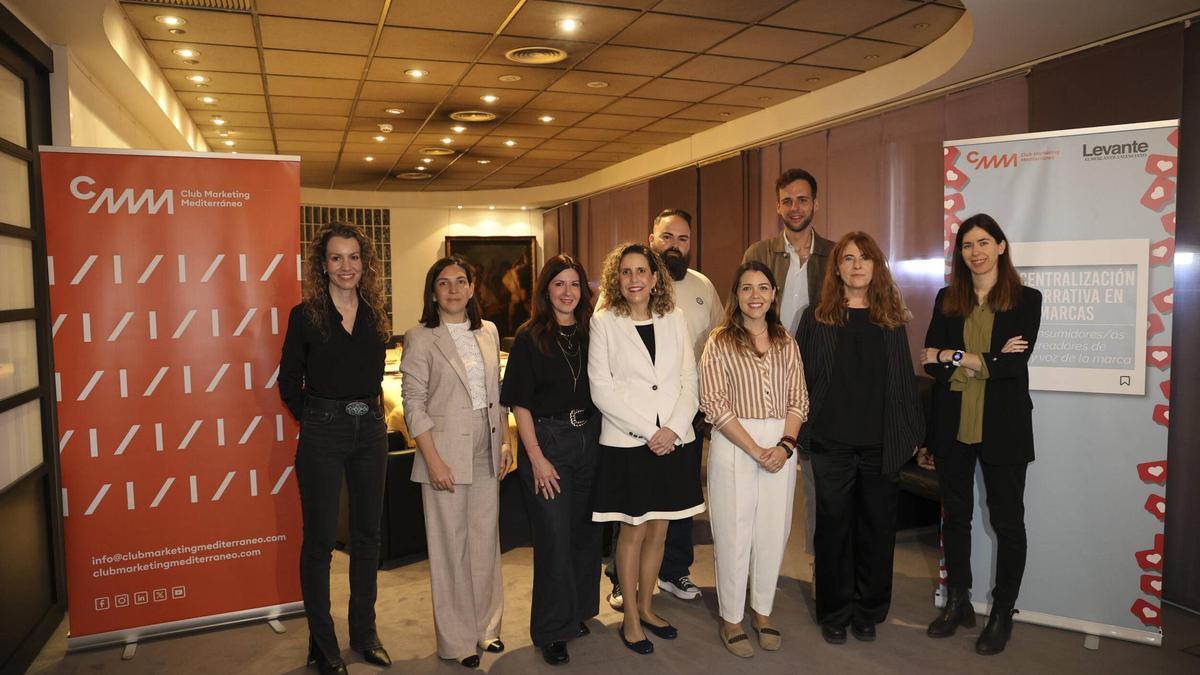 (De izquierda a derecha) Silvia Tomás junto a las invitadas e invitados al desayuno informativo: Isabel María, Ana Niño, Lourdes Ribadeneira, Héctor Casero, Lorena Lázaro, Yago Sanz, Greta Rueda y Amanda Simón.