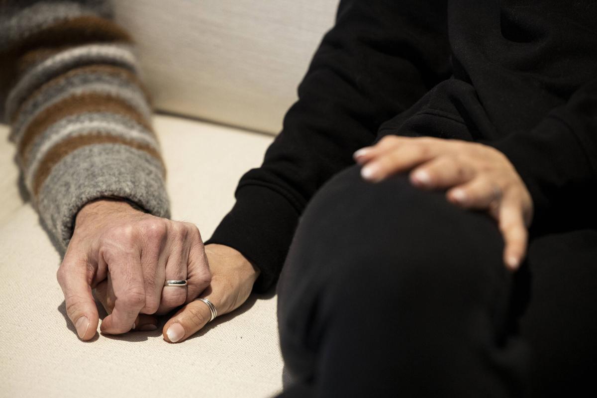 Jordi, paciente en tratamiento paliativo en la clínica, junto a su pareja, Neus, comparte su testimonio en primera persona. Fotografiado en la clínica de cuidados paliativos en el Campus Sant Cugat de la Universitat Internacional de Catalunya (UIC Barcelona)